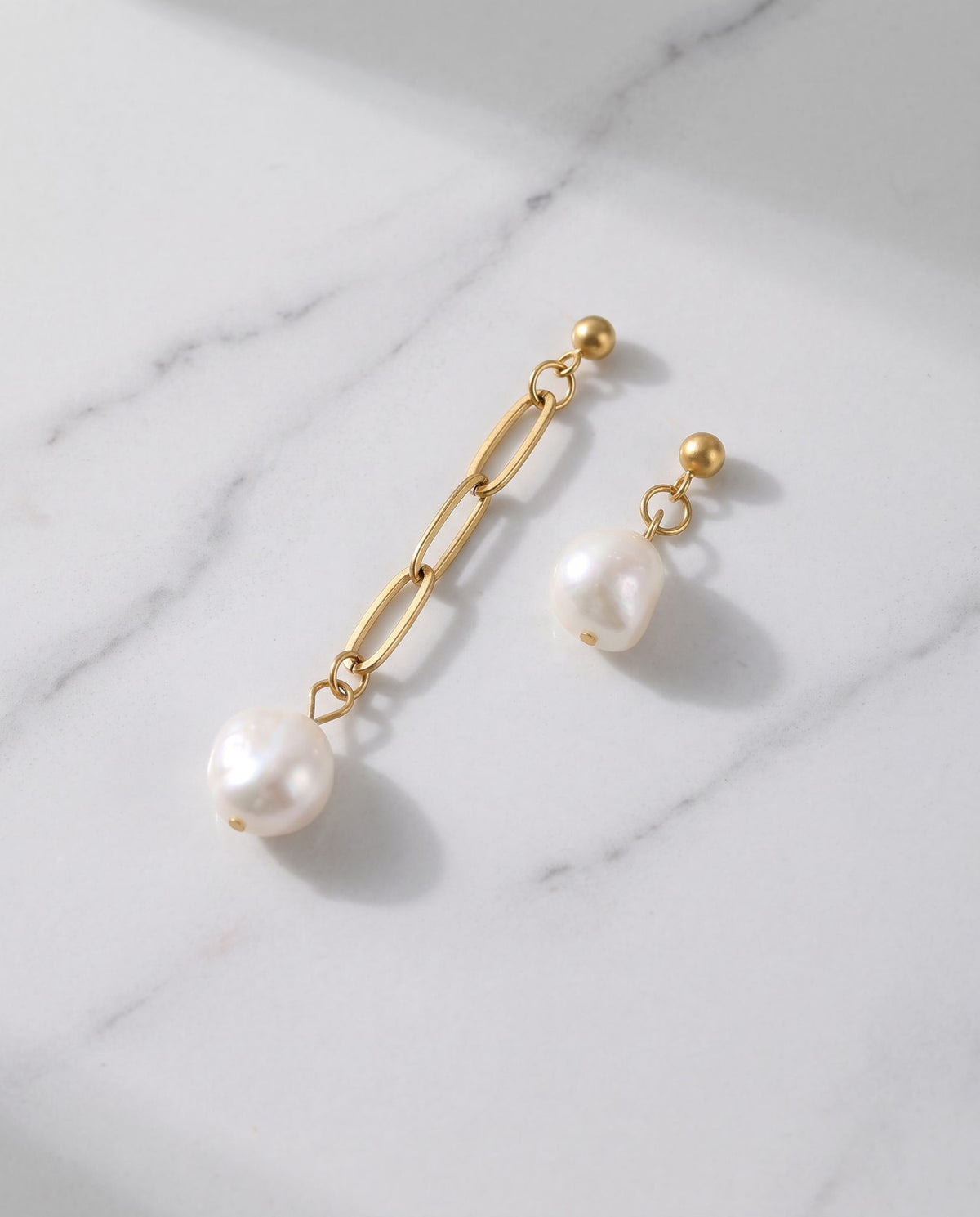 Deux oreilles, deux histoires.
